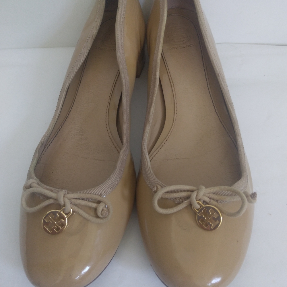 Tory Burch charm patent pumps sz 9